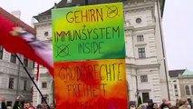 Austria, in piazza contro il lockdown per i non vaccinati. Multe per i trasgressori