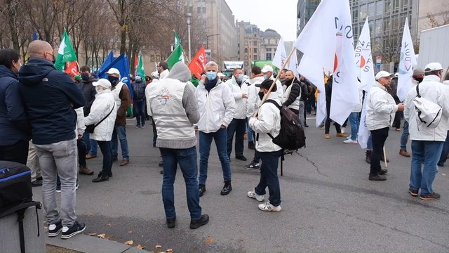 La police entamme deux mois de manifestations après un échec des négociations