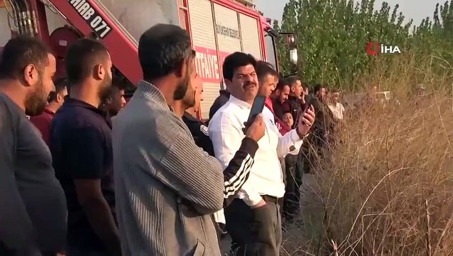 Sulama kanalına düşen kamyonette mahsur kalan çift, aracın tavanında kurtarılmayı bekledi