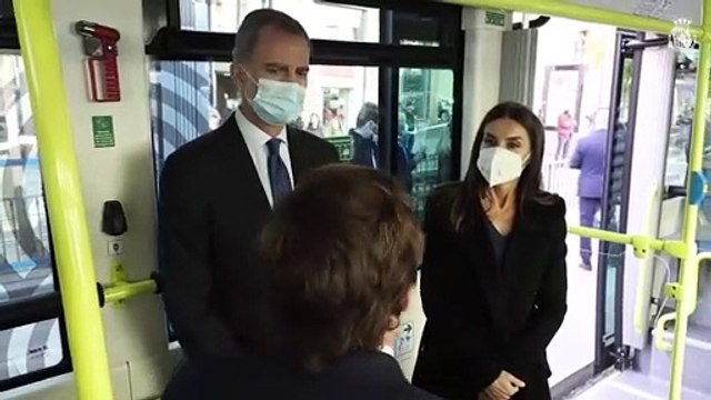 Letizia y Felipe se suben a un autobús de línea por el 75 aniversario de la EMT