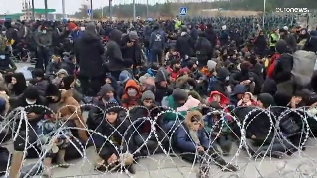 شاهد: مهاجرون يحتشدون عند المعبر الحدودي بين بولندا وبيلاروس