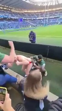 Le capitaine de l'équipe nationale d'Afrique du Sud signe un autographe sur le slip d'un supporter