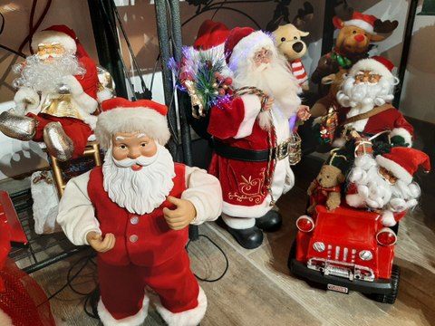 Petite visite du musée du Père Noël à Graye-sur-Mer dans le Calvados.
