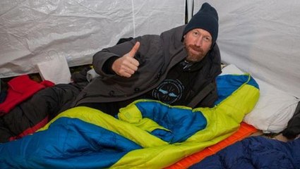 Premier Lig'in ünlü hocası Graham Potter, evsizler için sokakta uyudu