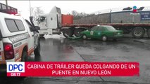 Cabina de un tráiler queda colgando de un puente en Nuevo León