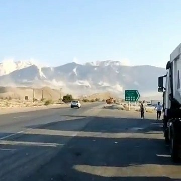 Ce chauffeur s'arrête pendant un tremblement de terre en zone montagneuse en Iran... Impressionnant