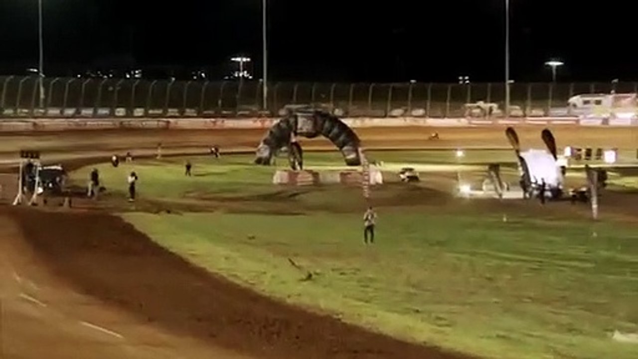 Ce motard fait un vol plané incroyable en pleine course