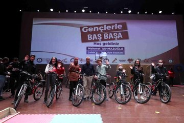 Tahmazoğlu gençlerle bir araya geldi