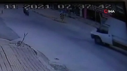 Antalya'da feci kazada motosiklet sürücüsünün kaskı kafasından böyle fırladı