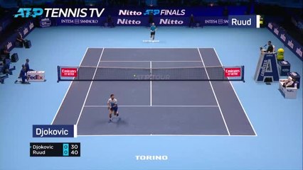 Скачать видео: Djokovic powers past Ruud in Turin