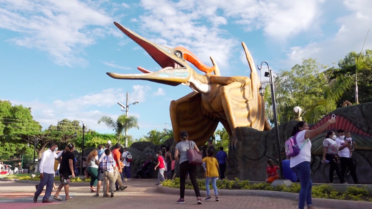 Familias disfrutan fin de semana recreativo en el Parque Saurio de Nindirí