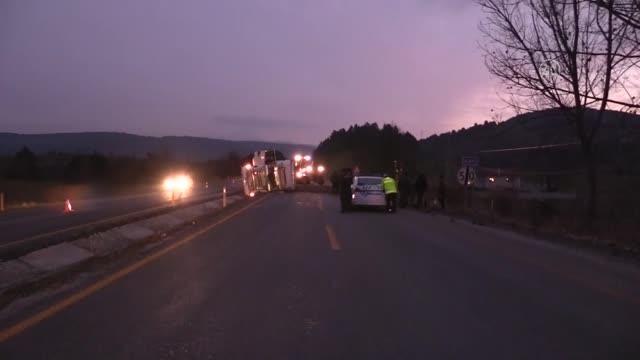 KASTAMONU - Devrilen pancar yüklü tırın sürücüsü yaralandı