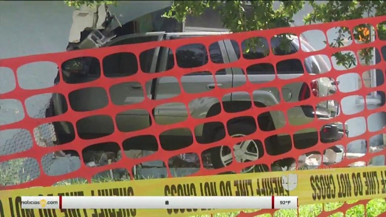 Adolescente se estrella en una residencia por textear manejando