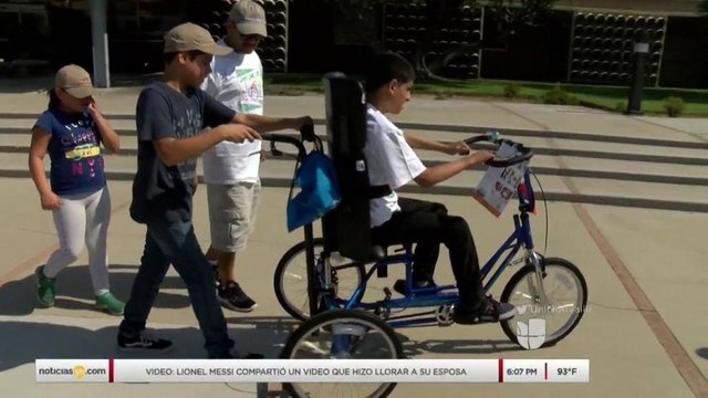 Jóvenes discapacitados reciben bicicletas para su mejor movilidad