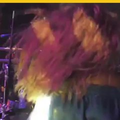 Fan le roba tremendo beso a Calos Vives en un concierto.mp4