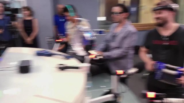 Voz De Mando tocando Aca Entre Nos con instrumentos de niños en El Show de Piolin!