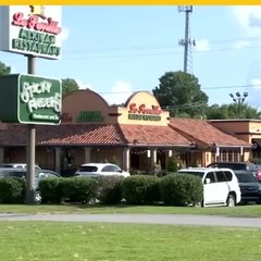 Joven hispana da a luz y tira al bebé a la basura en restaurante de Carolina del Sur.mp4