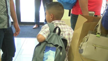 Iglesia regala útiles escolares y zapatos para niños en El Paso