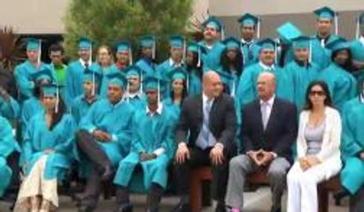 Jóvenes se gradúan de la preparatoria