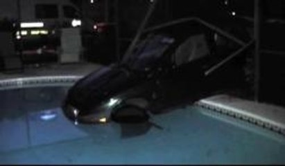 Clearwater: Vehículo fuera de control acaba sumergido en piscina de vivienda