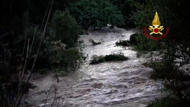 Italian firefighters rescue stranded flood victims