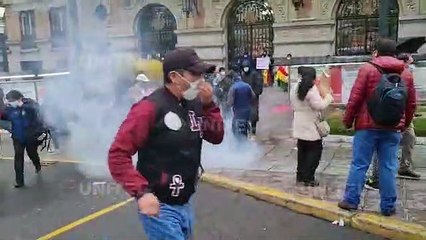 Gasificación y enfrentamientos no frenan el desarrollo de la Asamblea de la Paceñidad