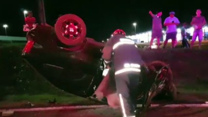 Homem fica preso às ferragens após capotar Kadet no Trevo do Guarujá