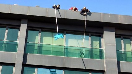 AVCILAR'DA CAM BALKONDA MAHSUR KALAN İKİ GÜVERCİNE 'ASANSÖR KÜREKLİ' KURTARMA OPERASYONU