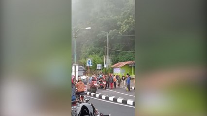 Warga Adang Arak-arakan Sepeda Motor yang Menggeber Knalpot <i>Racing</i>