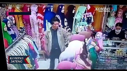 Apes, Dua Sejoli Curi HP terekam CCTV