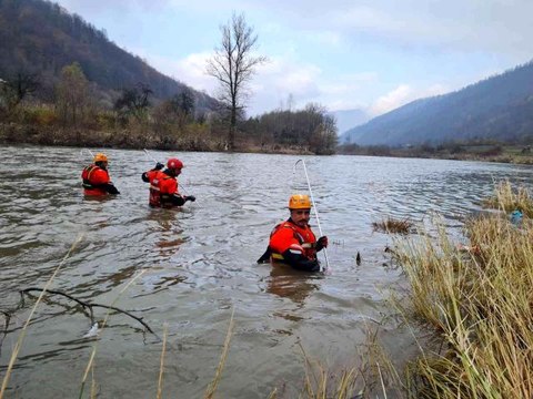 Bosna Hersek'teki kaybolan Türk vatandaşını arama çalışmaları sürüyor22 kişiden oluşan AFAD ekibi her yerde kayıp Türk vatandaşını arıyor
