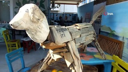 'Truva'nın atı olur da iti olmaz mı' dedi ve tahtadan köpek yaptı