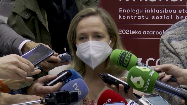 Calviño dice que los que defienden impuestos a la baja quieren recortar servicios públicos