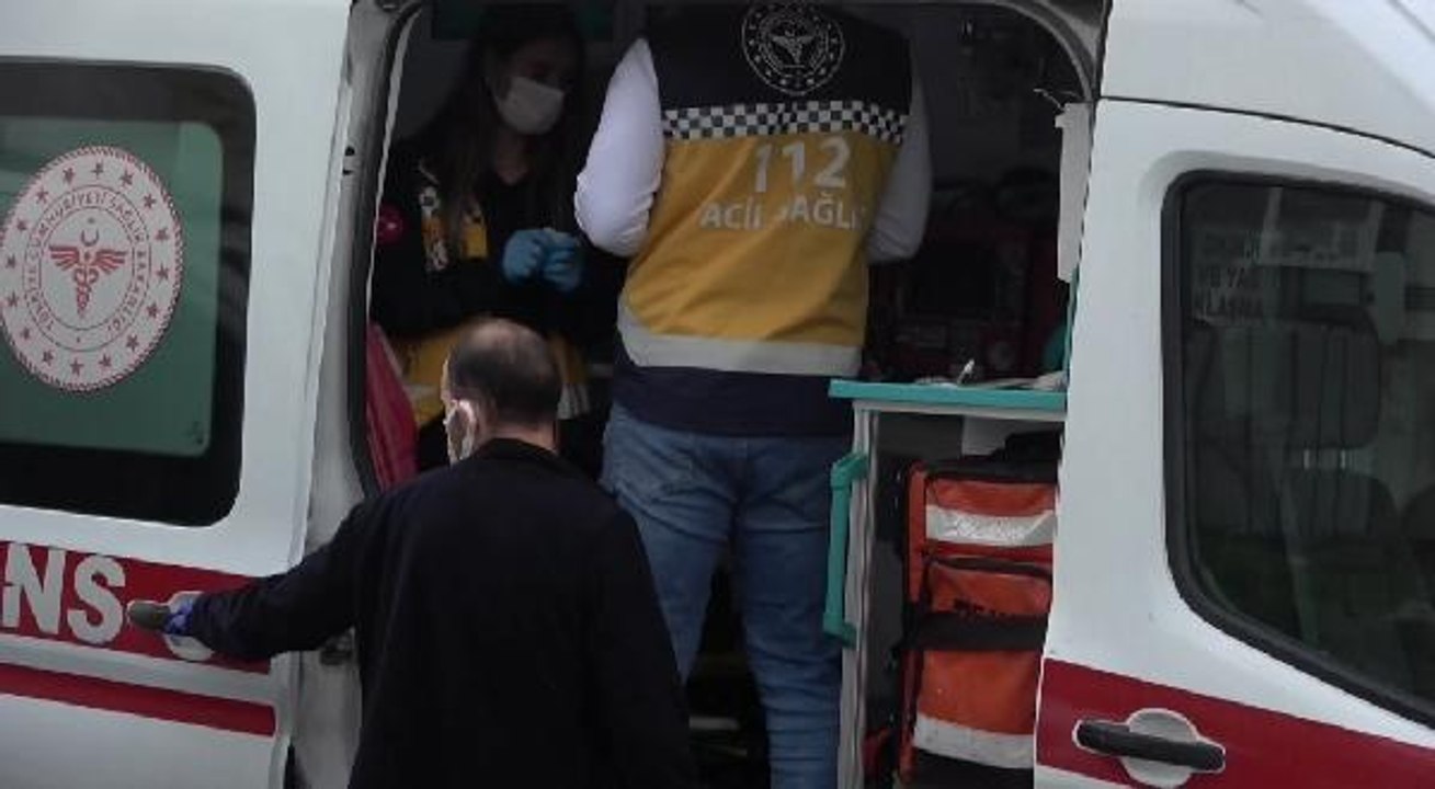 SULTANGAZİ'DE KAZA YAPAN SÜRÜCÜYE POLİS YARDIM ETTİ