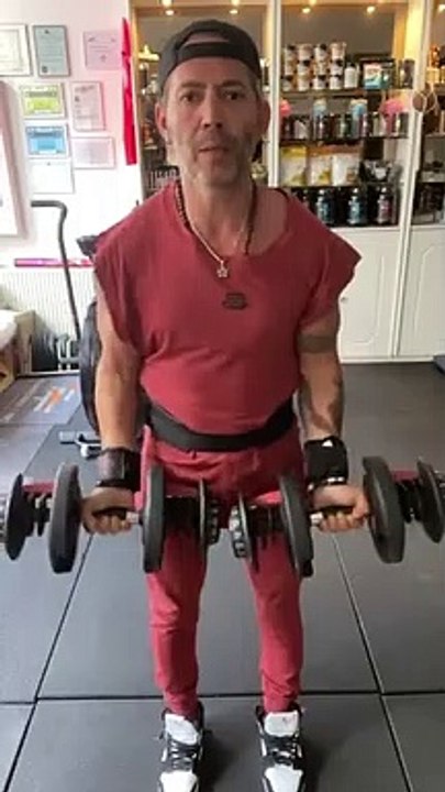 —Gear from @bodyengineers —Happy Wednesday Guys ! —Salut la famille, j’espère que vous allez bien? Voici mon entraînement Bras de ce mercredi matin. —SAVE This Arm Day1. Seated Dumbbell Hammer Curls - 4✖️15reps.2. Concentration Curls - 4✖️1