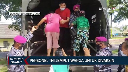 Marinir Jemput Warga di Lokasi Terpencil untuk Divaksinasi