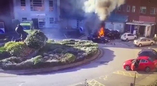 Un chauffeur de taxi évite un attentat suicide en bloquant le terroriste dans le véhicule