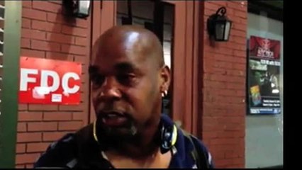 Guardias de seguridad son grabados golpeando a un hombre