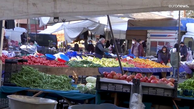 'Yatıyorum, kalkıyorum fiyatlar yükselmiş, bunu haketmedik': Türkiye'de geçinemeyenler ne diyor?