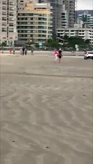 Bêbado invade praia com carro, dá zerinho no meio de banhistas e acaba preso em Porto Belo