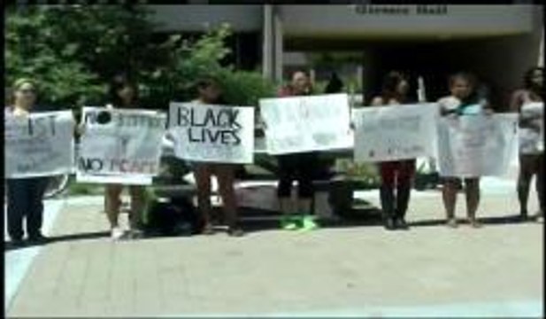 Estudiantes locales en solidaridad con el movimiento de justicia para Michael Brown