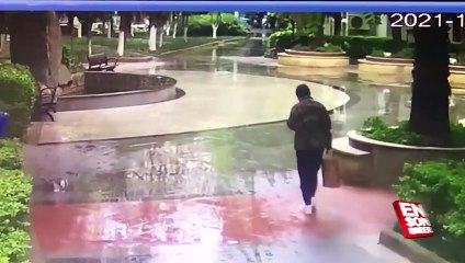 Marcher avec le nez sur son téléphone peut être très rafraichissant (Chine)