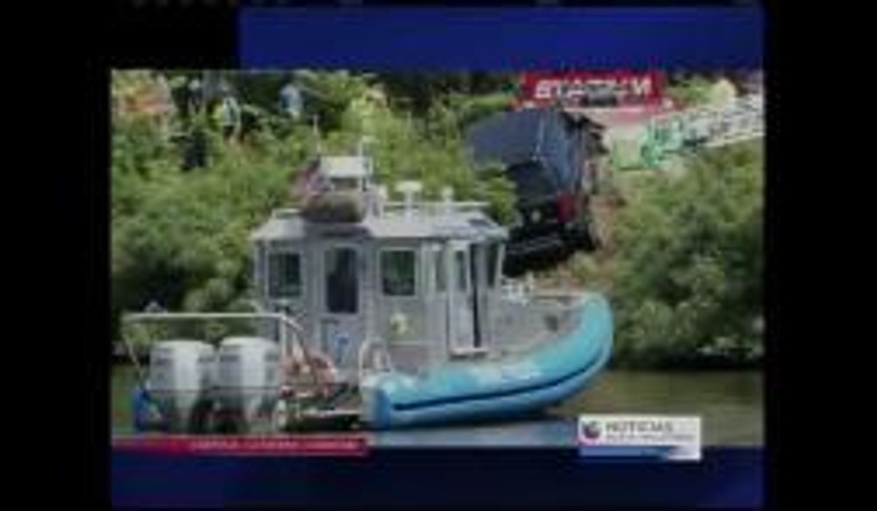 Auto cae en Charles River