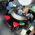 Cette fille est très forte pour voler discrètement des téléphones portables au restaurant !