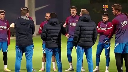 Barcelone - Alves a connu son premier entraînement sous Xavi