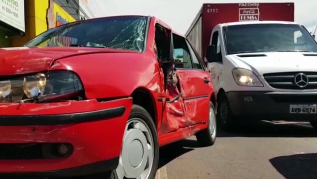 Forte colisão entre quatro veículos é registrada na Avenida Carlos Gomes