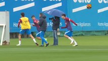 Laporta sigue el entrenamiento del Barça sobre el césped