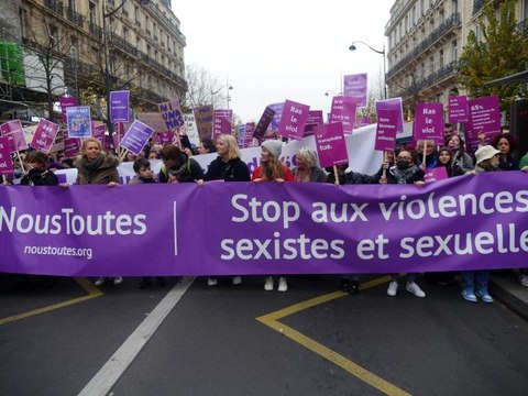 Fransa'da Kadına Yönelik Şiddete Karşı Uluslararası Mücadele Günü kapsamında yüzlerce kadın sokağa indi