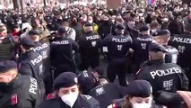 Miles de personas salen a la calle en Viena para protestar contra las nuevas medidas para frenar el coronavirus