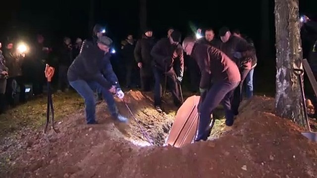 فتى سوري قضى غرقا خلال رحلته نحو أوروبا يدفن على الحدود بين بيلاروس وبولندا